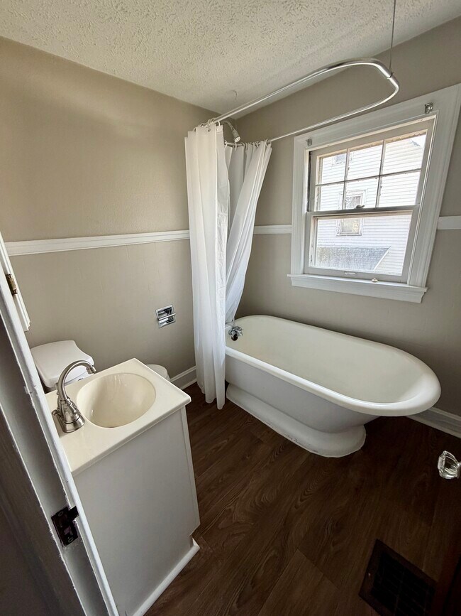 Building Photo - 306-310-310 E Washington St