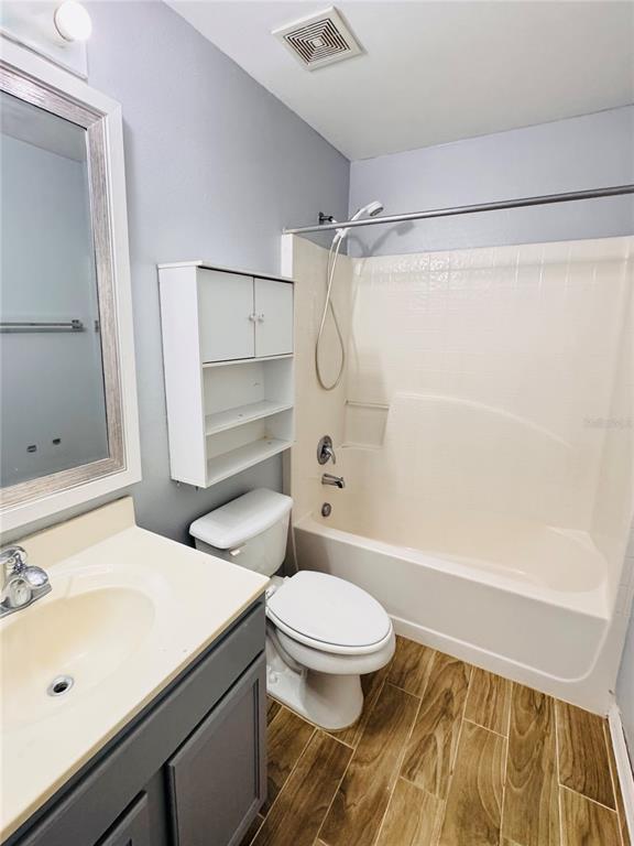 Building Photo - 2050 Corner Glen Dr