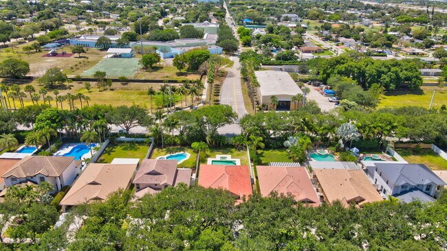 Building Photo - 1050 Delray Lakes Dr
