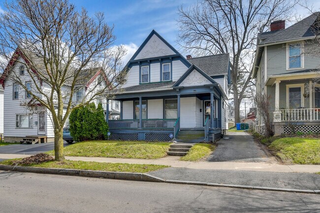 Building Photo - 71 Sanford St
