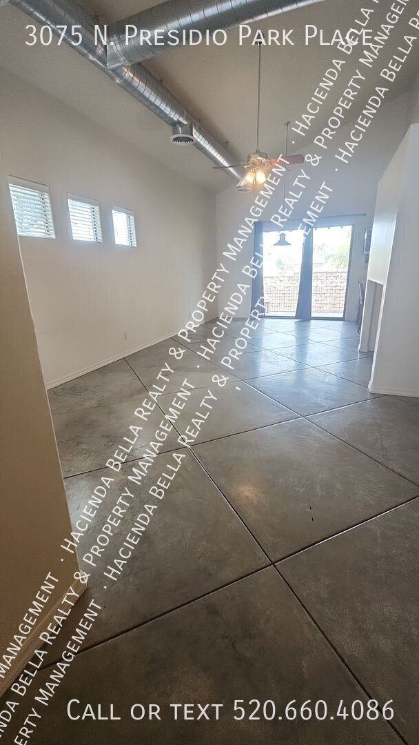 Building Photo - 3075 N Presidio Park Pl