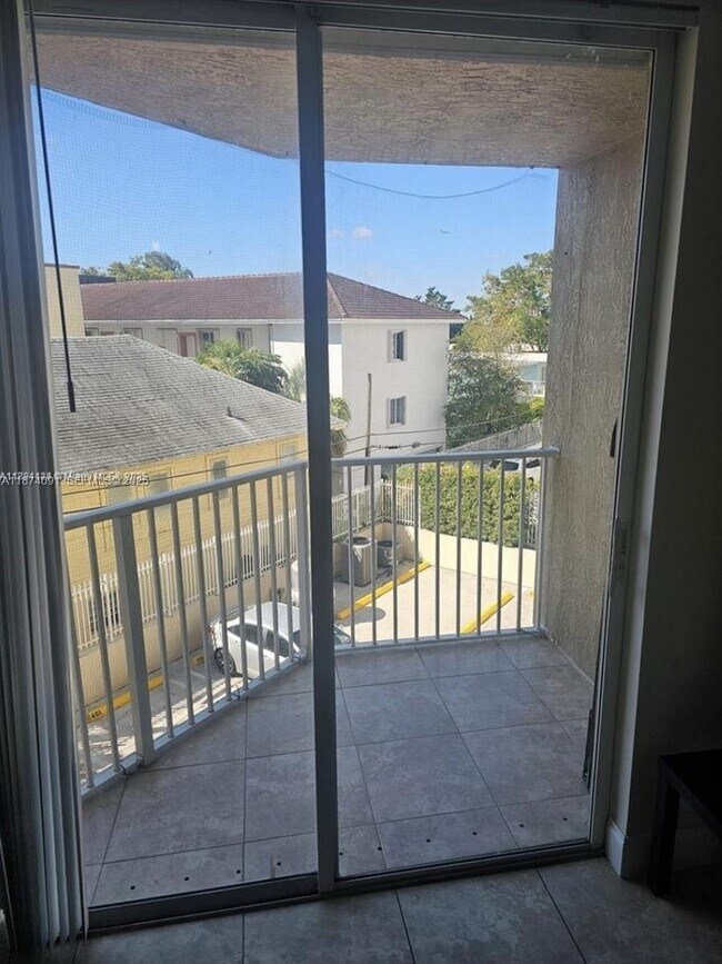 Building Photo - 102 SW 6th Ave