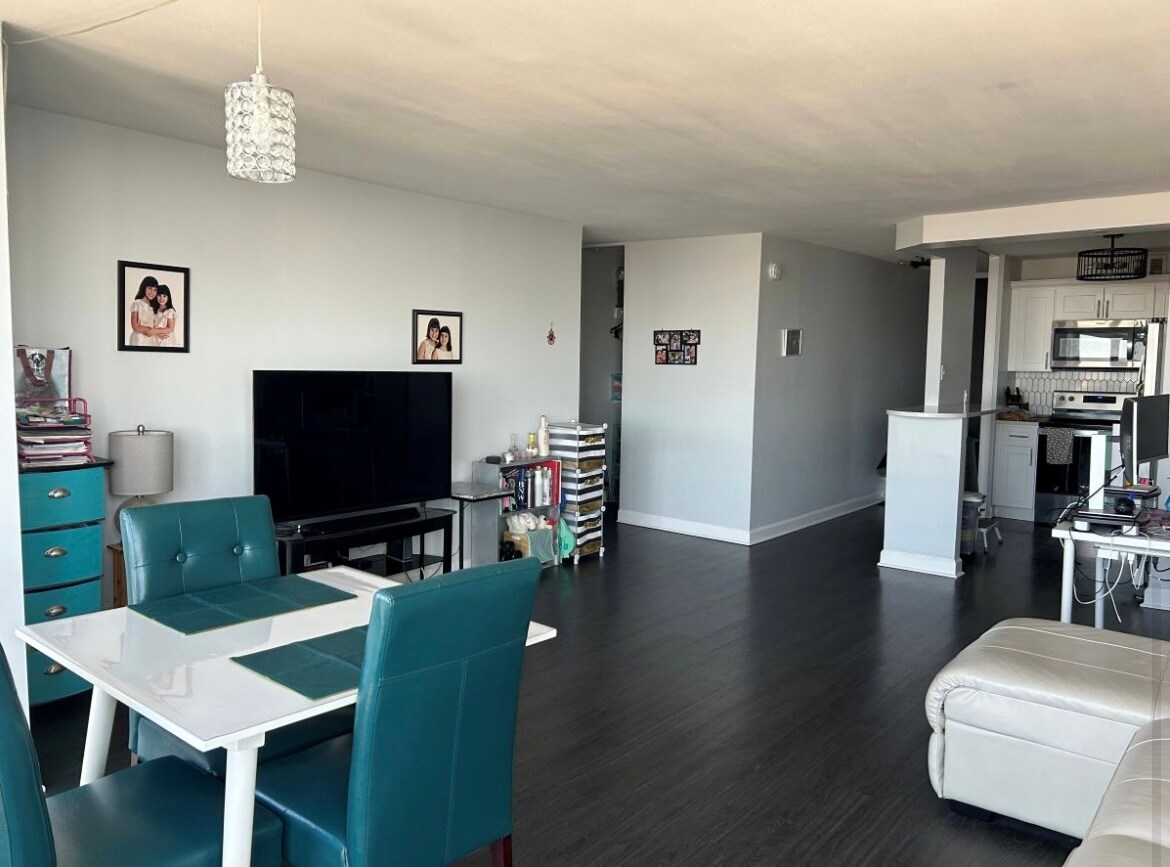 Building Photo - 2650 N Lakeview Ave