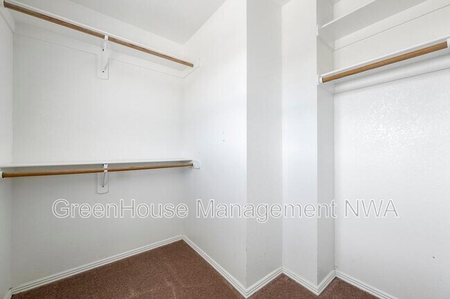 Building Photo - 820 Baker St NW