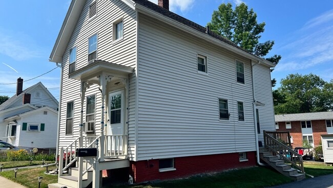 Building Photo - 2 Bedroom, 1 Bath Duplex in Quiet Dover Ne...