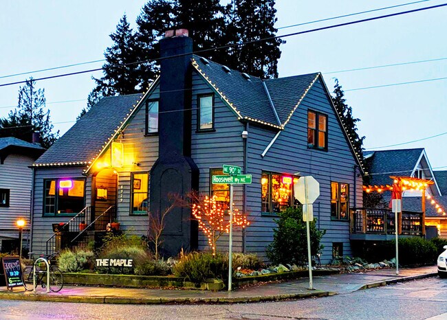 Walking distance from Maple Bar - 9800 Roosevelt Way NE