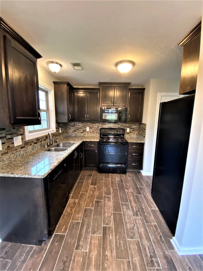Building Photo - 4 Bedroom Pet Friendly Home For Rent Over ...