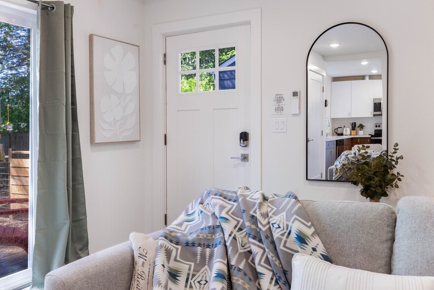 Building Photo - 11520 Roosevelt Way NE