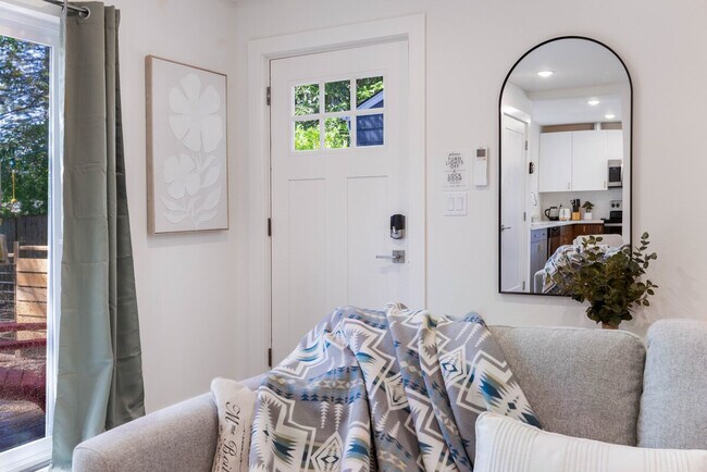 Building Photo - 11520 Roosevelt Way NE