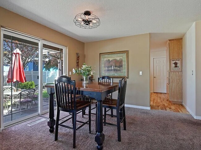 Building Photo - Spacious Prineville Home with Large Backyard!