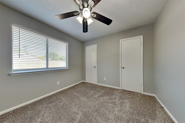 Building Photo - 2211 Pincher Creek Dr
