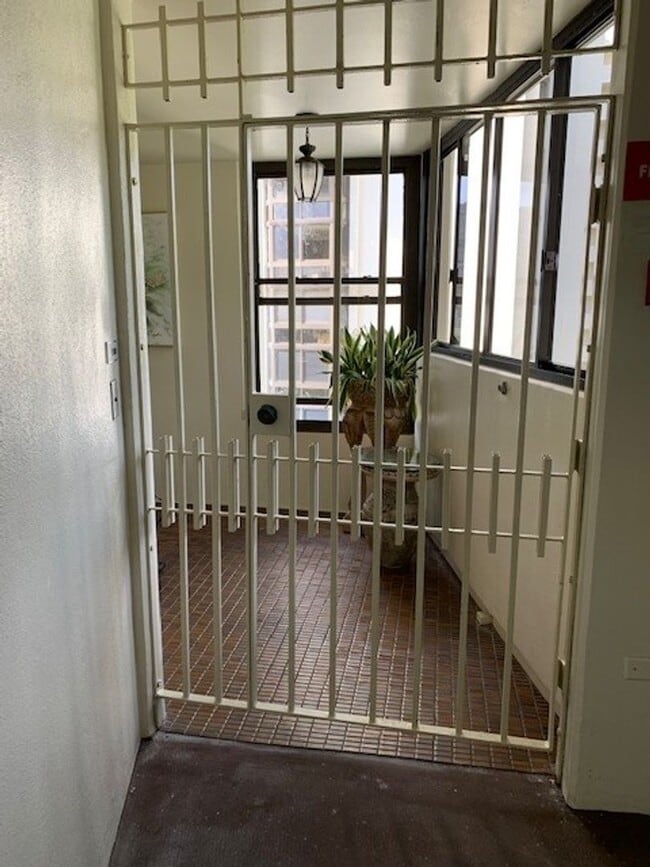 Building Photo - Mostly Furnished 2BR/2BA Condo – Ocean & M...