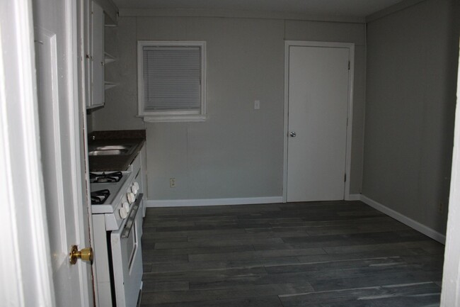 Building Photo - 2 bed, remodeled!