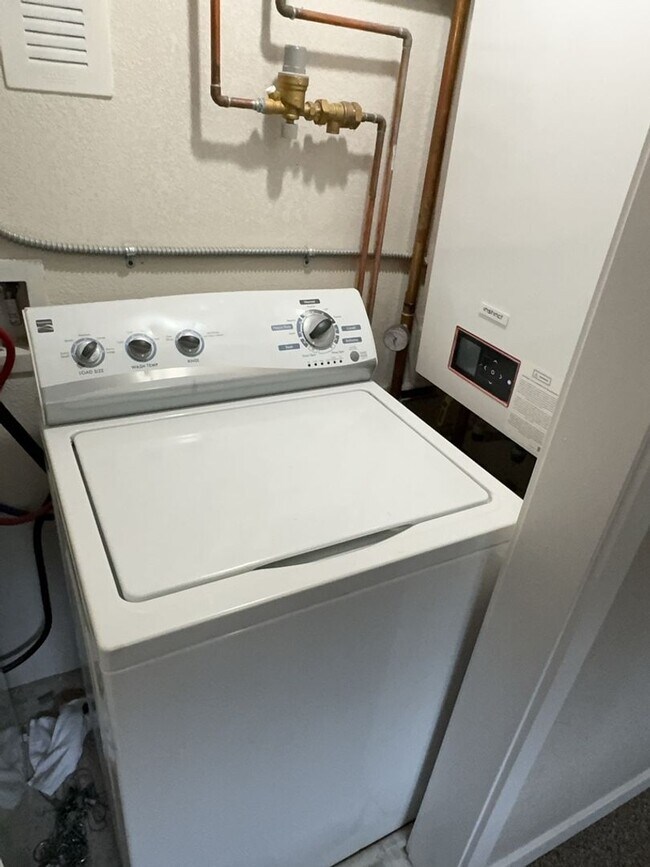 Building Photo - Utilities Included - 1 Bed 1 Bath Apartment