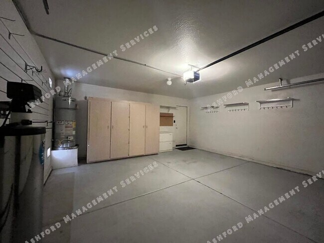 Building Photo - ***MOVE IN SPECIAL!*** BEAUTIFUL 3 BEDROOM...