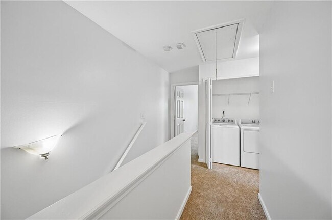 Building Photo - 725 Crestwell Cir