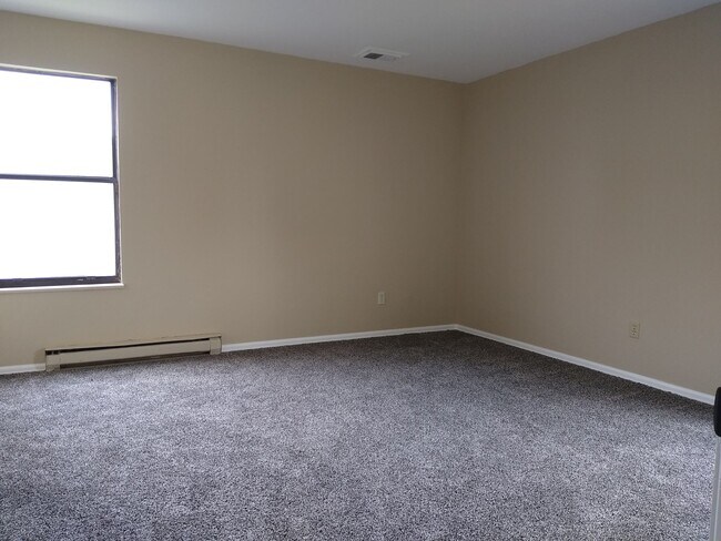 Building Photo - Charming 2 Bedroom 2 Bath w/ Large Yard, 1 Car Garage and Central Air/Heat
