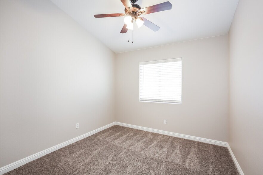 Building Photo - 2015 Pink Coral Dr