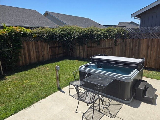 Building Photo - Recently constructed McKinleyville home fe...