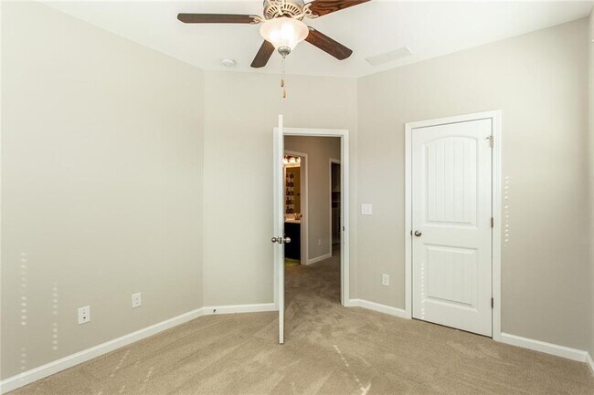 Building Photo - 335 Beacons Pl