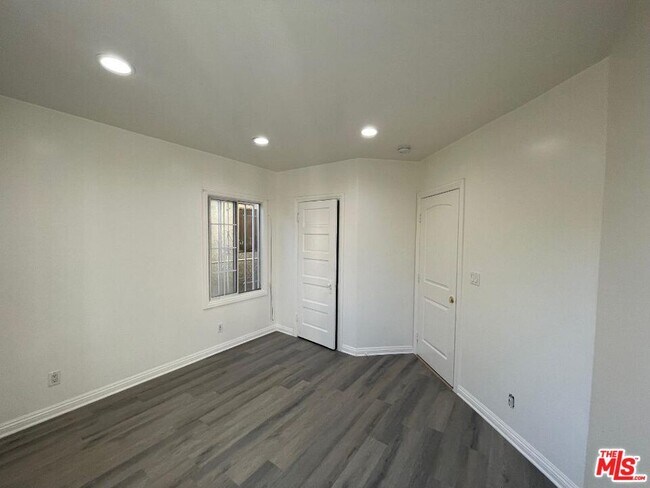 Building Photo - 708 W Vernon Ave