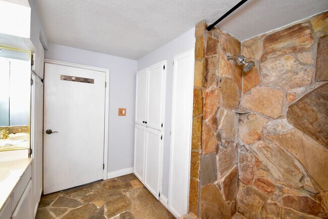 Building Photo - Great Three Bedroom Home in Cottonwood Heights!!!