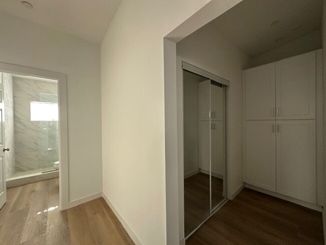 Building Photo - Looking for comfort, privacy, and modern l...
