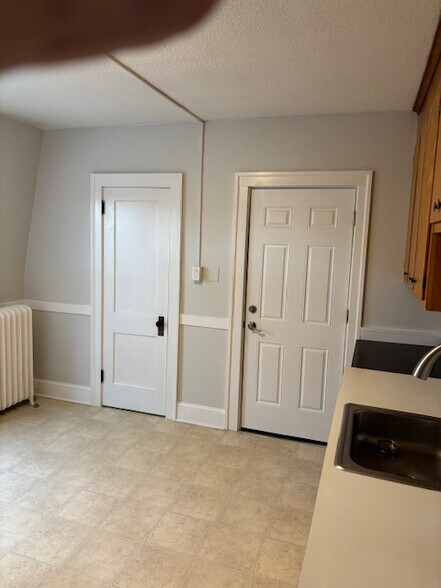 Kitchen - 34 Nesbit Ave