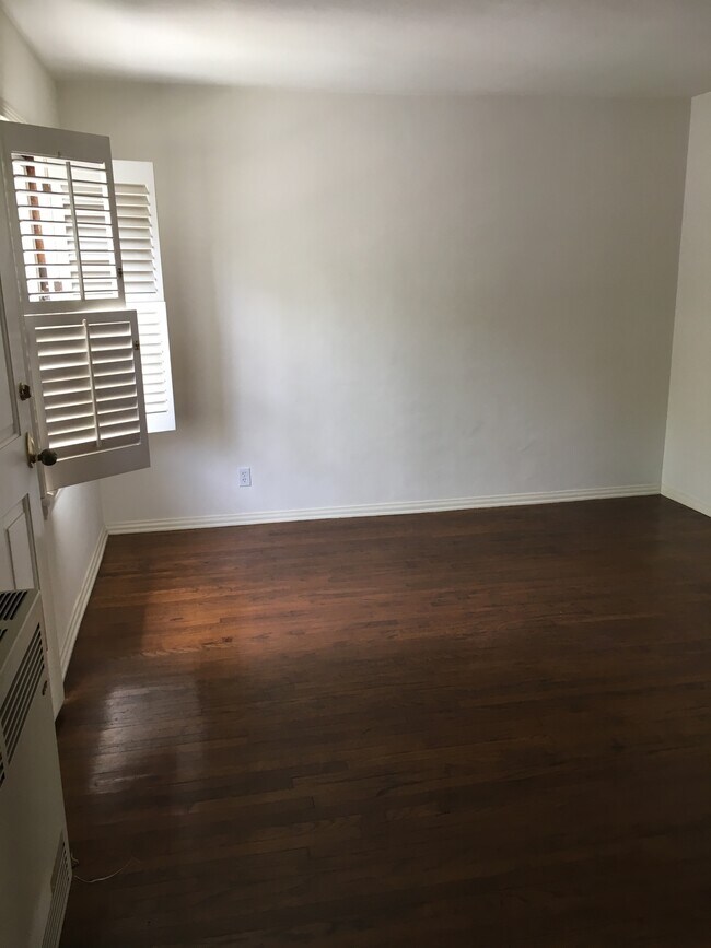 Bedroom - 10341 Dunkirk Ave
