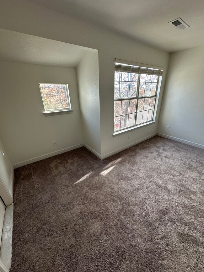 Building Photo - 3127 N Kensington Ct