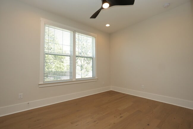Building Photo - A beautiful home with 4 beds and 3 bath in...