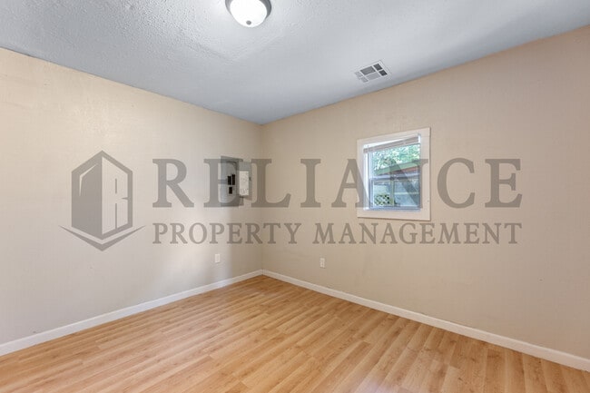 Building Photo - 1329 N Wellington Pl