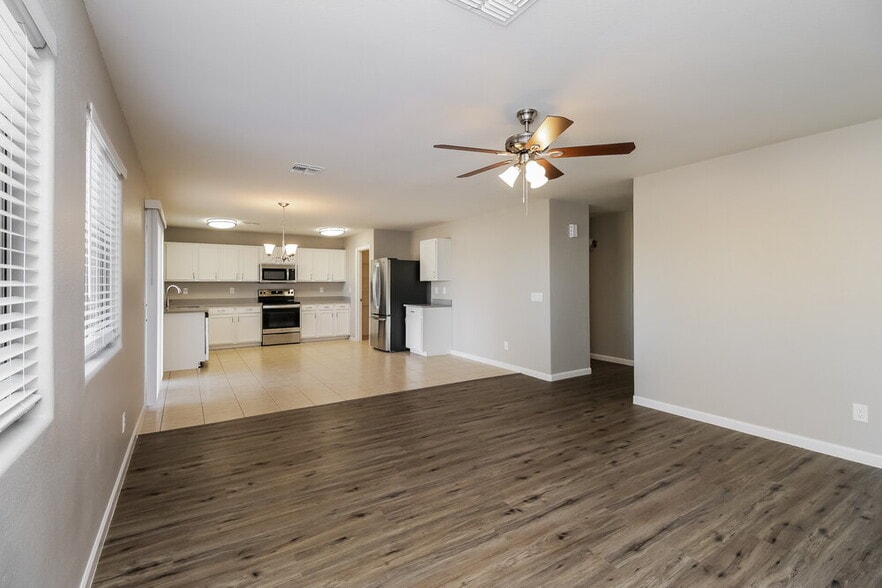 Building Photo - 1836 E Silversmith Trail