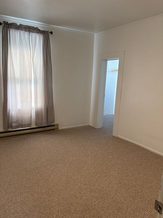 Building Photo - Newly Remodeled Two Bedroom with Sun Room!