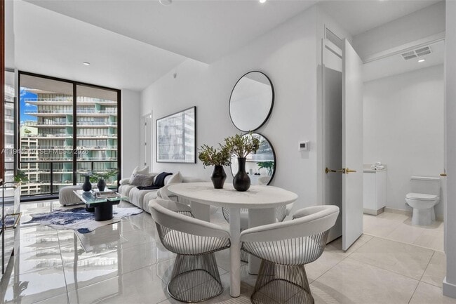 Building Photo - 2655 S Bayshore Dr