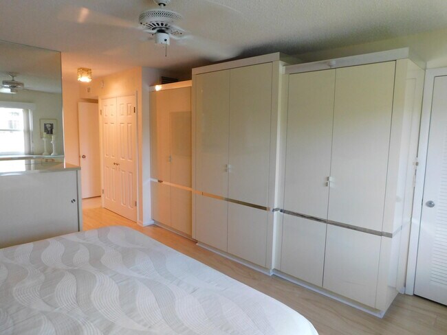 Building Photo - 9285 Vista del Lago