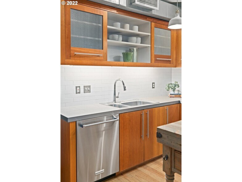 Building Photo - 1420 NW Lovejoy St