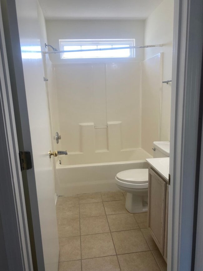 Building Photo - Lovely 3 Bed, 2.5 Bath Home in the golf community of Inverness, just off of River Oaks Drive - co...