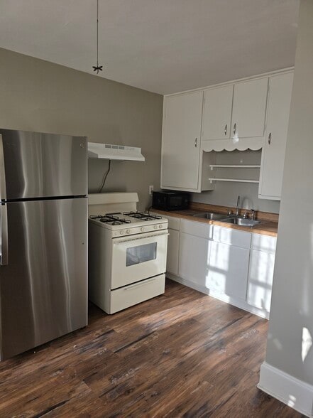 Kitchen - 220 E Oakland Ave