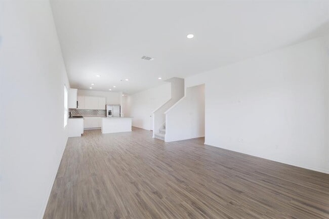 Building Photo - 323 Mineral Springs Dr