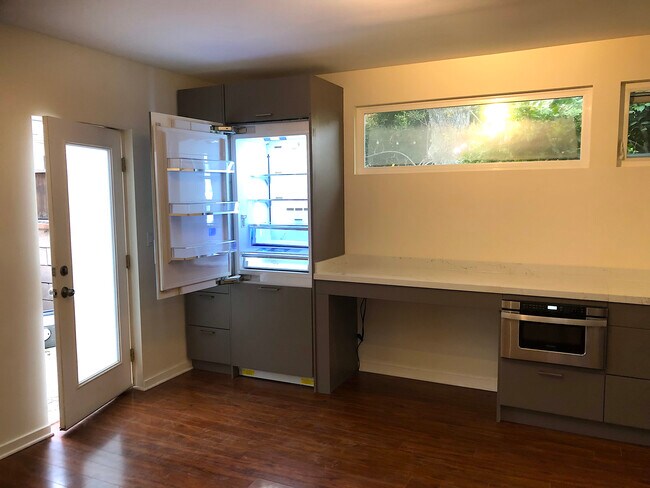 Full size refrigerator with lower freezer - 4360 Stewart Ave