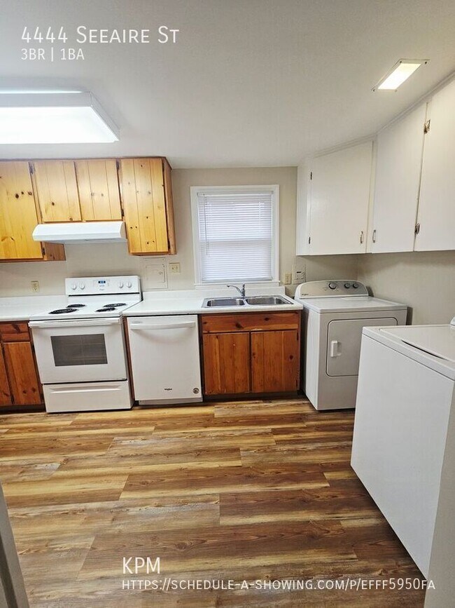 Building Photo - 4444 Seeaire St