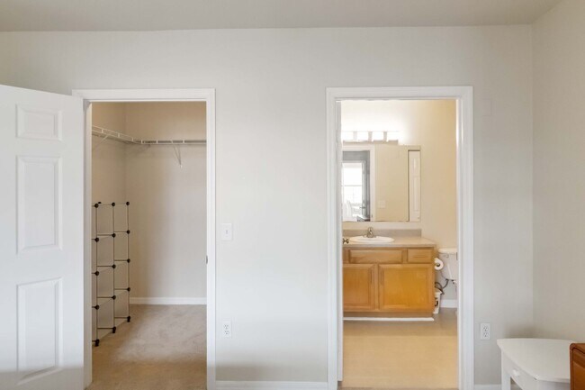 Building Photo - Spacious 2/2 condo with beautiful water vi...
