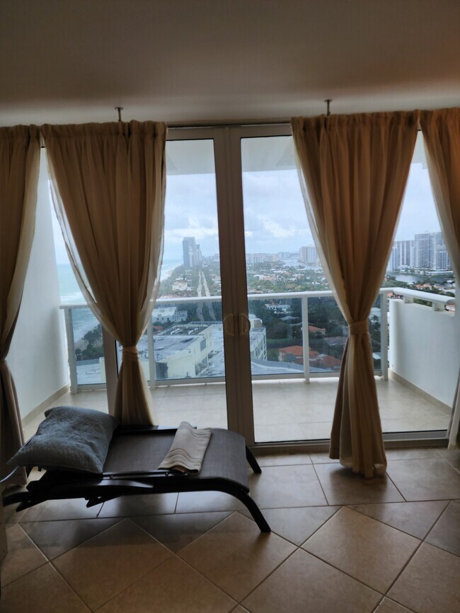 Living Room - 3140 S Ocean Dr