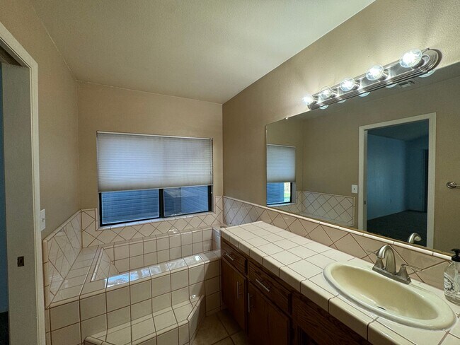 Building Photo - Northwest Bakersfield Home