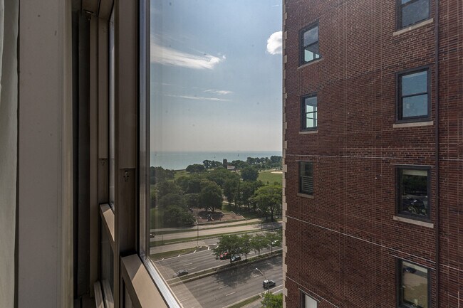 Building Photo - 3950 N Lake Shore Dr