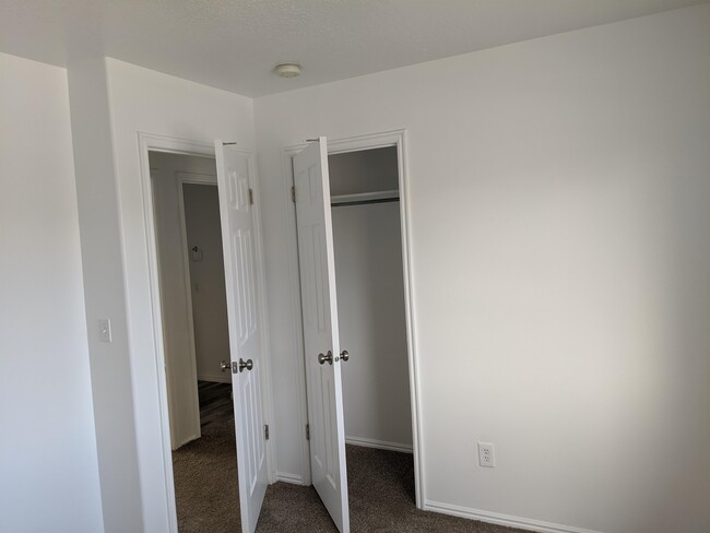 Building Photo - 435 N Kersh Dr W