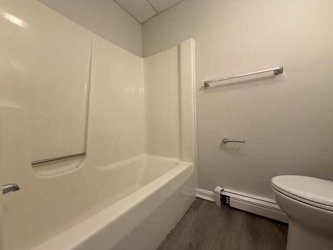 Building Photo - 137 Midland St