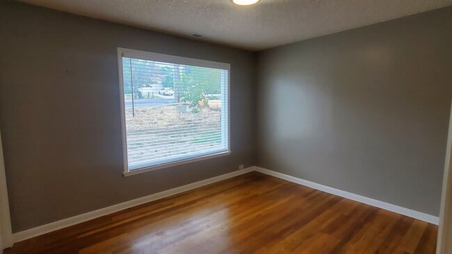 Building Photo - Spacious 2 Bd Main Level Duplex