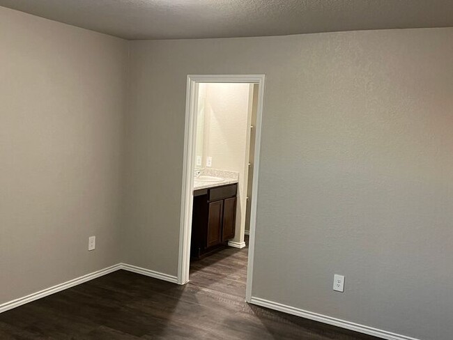 Building Photo - *New Year's Promotion!* Three Bedroom | Tw...